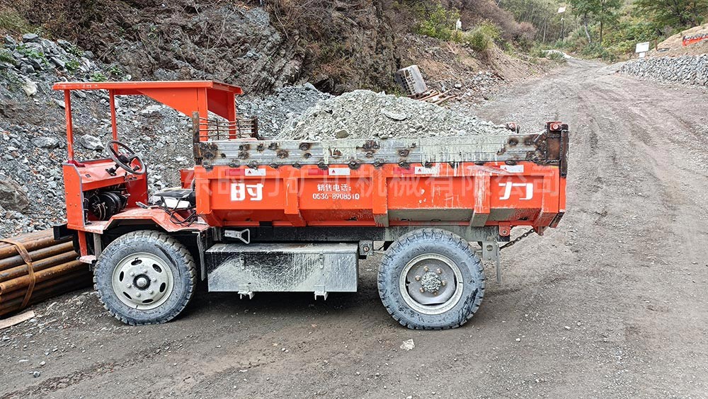 河北承德金矿4吨电动自卸车